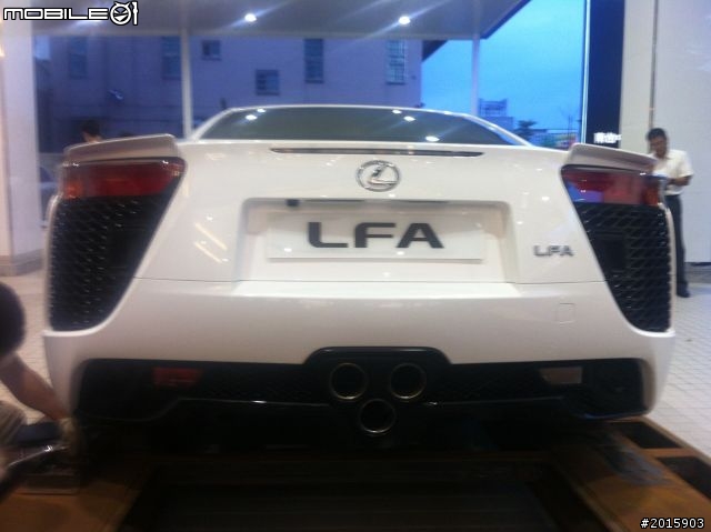 LEXUS南台中旗艦展示中心 錄到 LFA 卸車過程~! (圖+影)