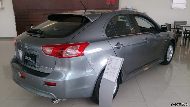 請問有人拍藍色Lancer Sportback的照片嗎?