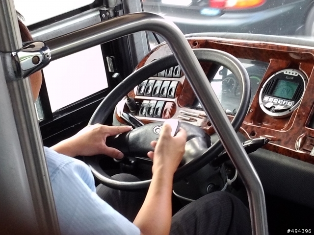 今天坐到的國光客運,司機在高速公路上一邊玩手機一邊開車.時速85,有圖為證