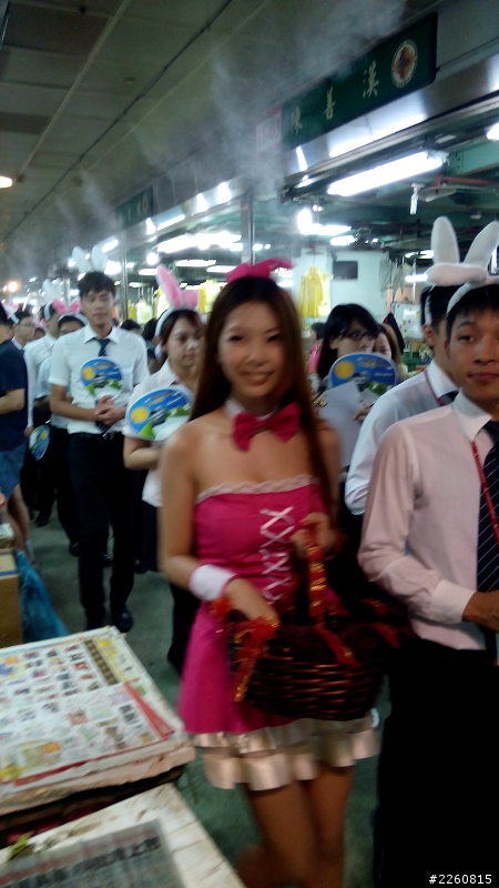 菜市場巧遇三菱兔女郎