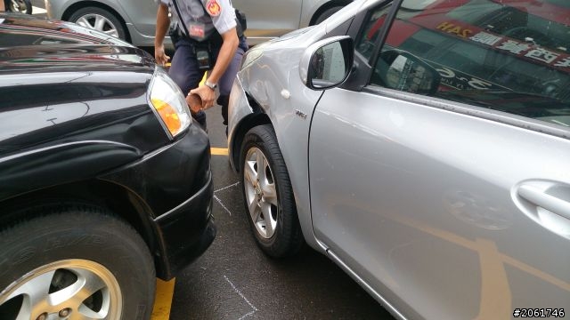 請問遇到難判責任的車禍問題...