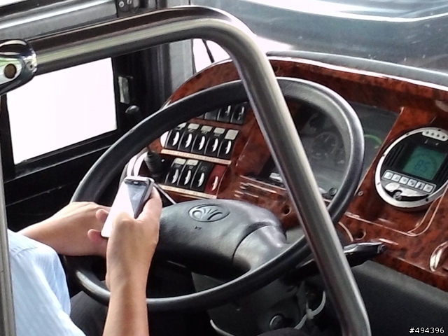 今天坐到的國光客運,司機在高速公路上一邊玩手機一邊開車.時速85,有圖為證