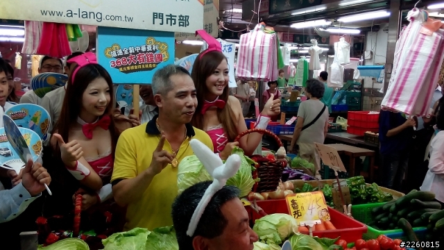 菜市場巧遇三菱兔女郎