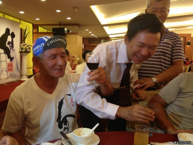 1020720 武康帥哥娶嬌妻 阿國大哥得佳媳 八方好友聚一堂 同賀新人沾喜氣