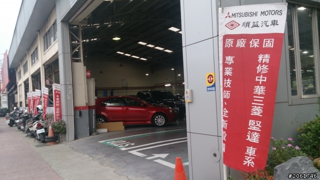 請問有人拍藍色Lancer Sportback的照片嗎?