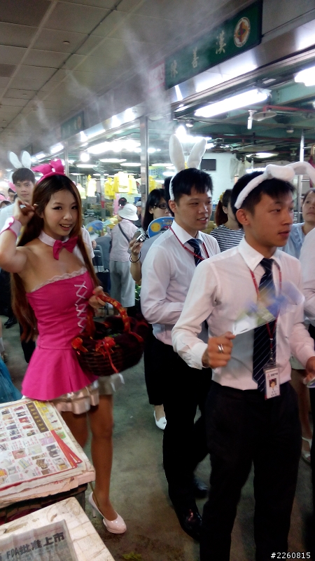 菜市場巧遇三菱兔女郎