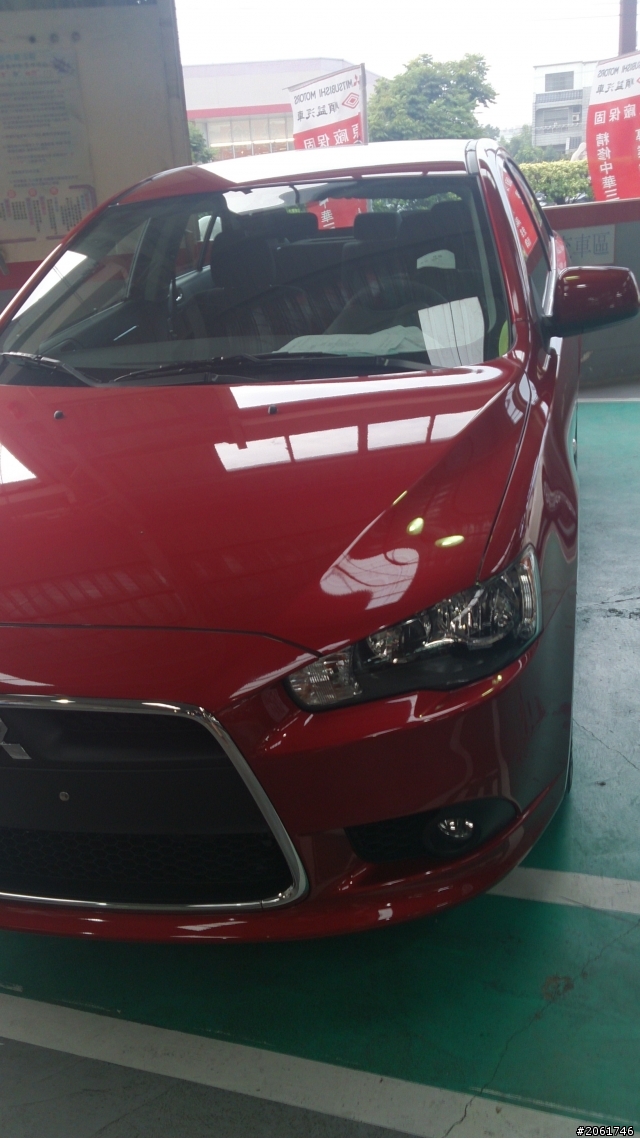 請問有人拍藍色Lancer Sportback的照片嗎?