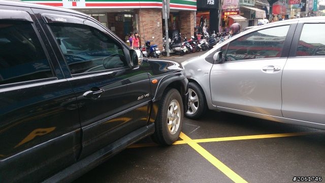 請問遇到難判責任的車禍問題...