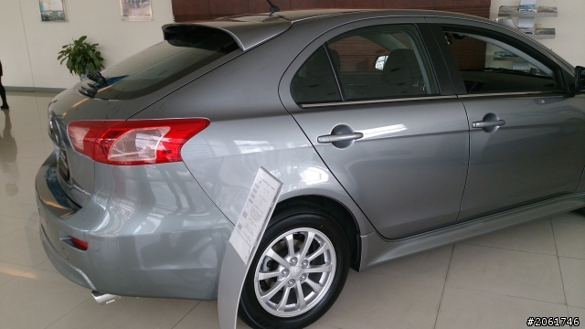 請問有人拍藍色Lancer Sportback的照片嗎?