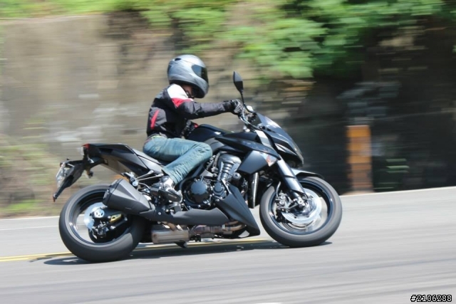 Z1000 隨處亂*跑