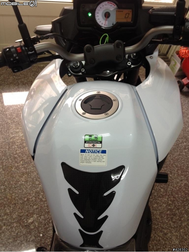又?颱風天開箱 Kawasaki Versys 650 白色!!!