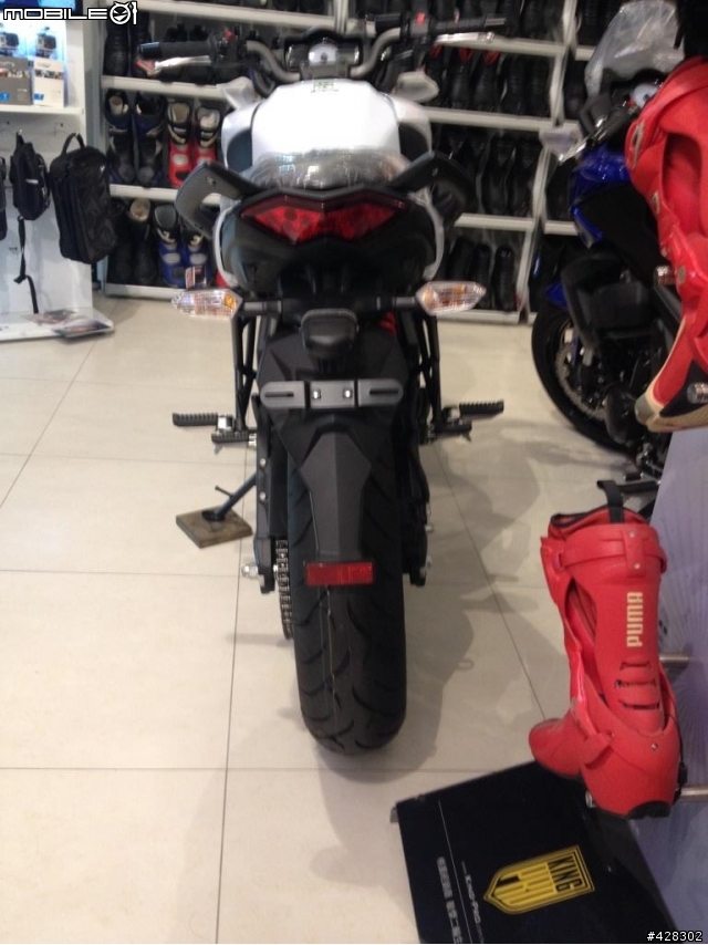 又?颱風天開箱 Kawasaki Versys 650 白色!!!