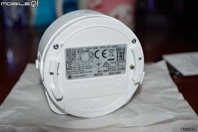 QX10 白 遇上Z Ultra 結果是裝不下...