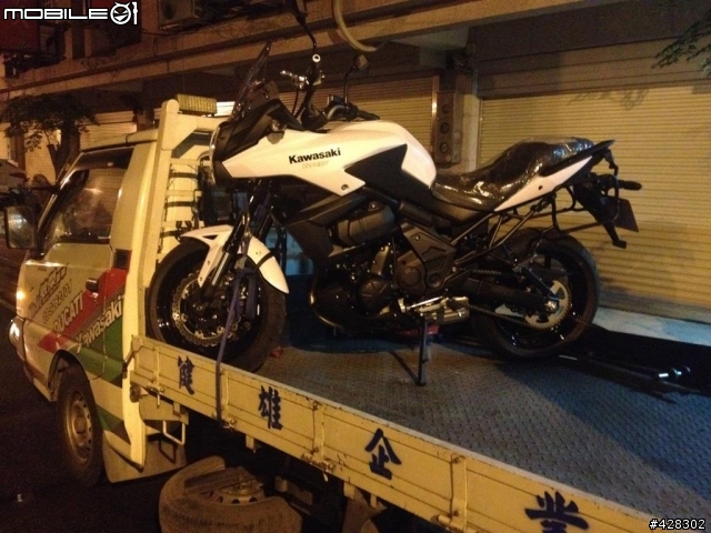 又?颱風天開箱 Kawasaki Versys 650 白色!!!