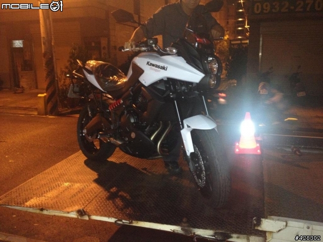 又?颱風天開箱 Kawasaki Versys 650 白色!!!