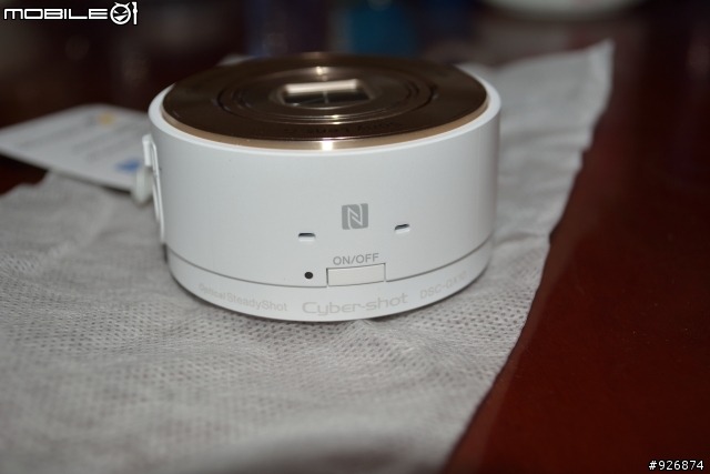 QX10 白 遇上Z Ultra 結果是裝不下...