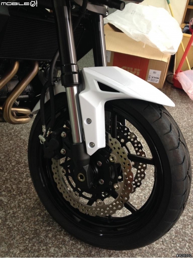 又?颱風天開箱 Kawasaki Versys 650 白色!!!