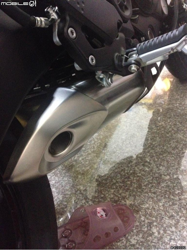 又?颱風天開箱 Kawasaki Versys 650 白色!!!