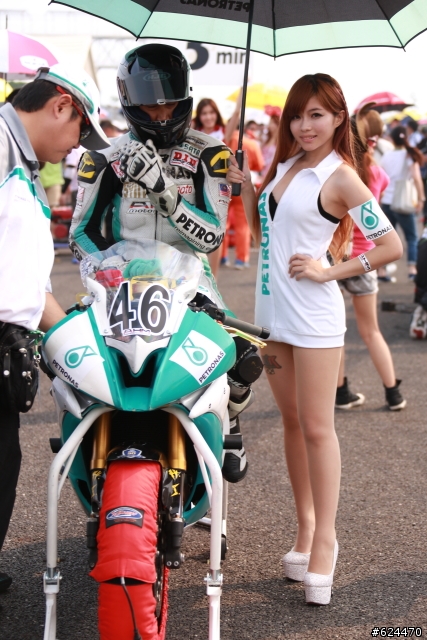 紅牛台灣現蹤?台灣大賽車美車美女分享