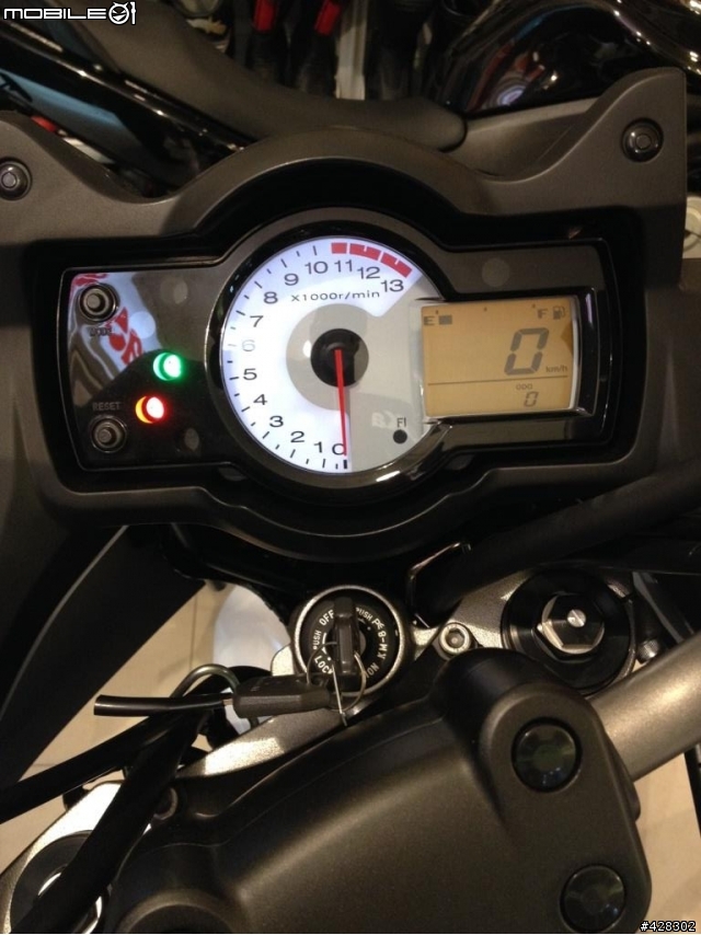 又?颱風天開箱 Kawasaki Versys 650 白色!!!
