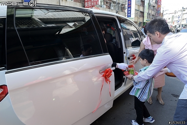 開著Luxgen MPV新娘車,要幸福哦!