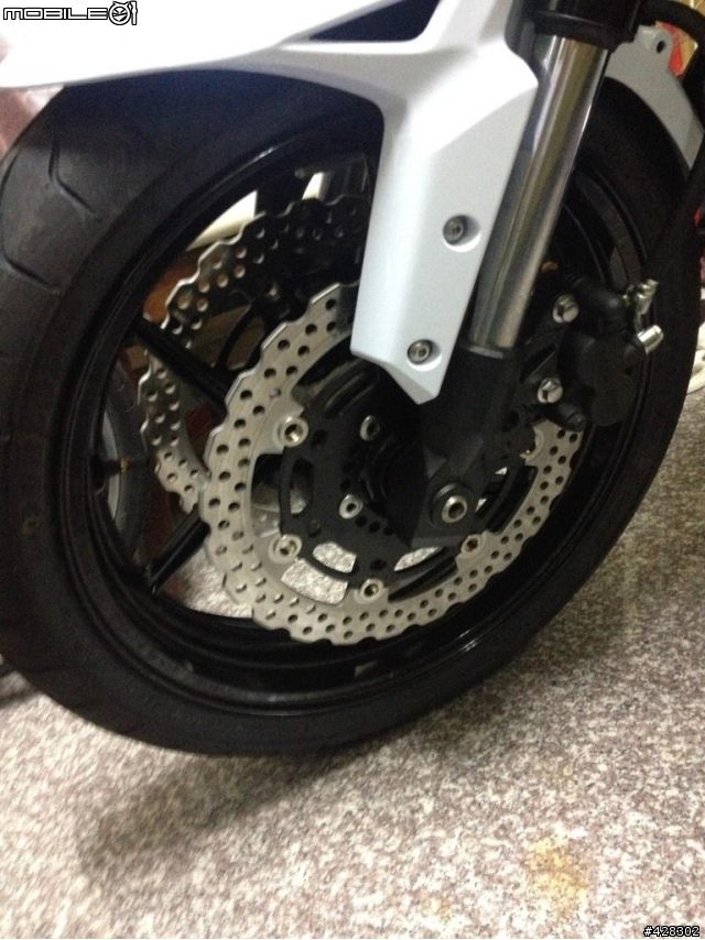 又?颱風天開箱 Kawasaki Versys 650 白色!!!