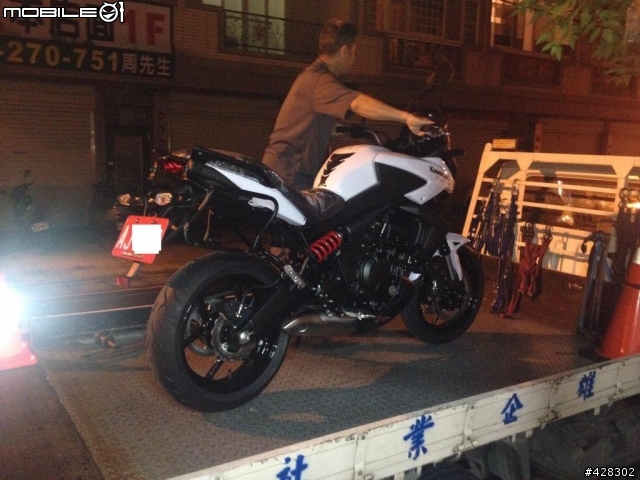 又?颱風天開箱 Kawasaki Versys 650 白色!!!