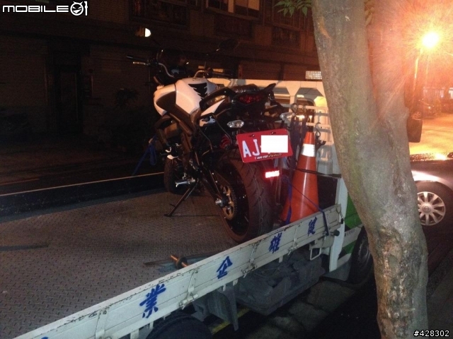 又?颱風天開箱 Kawasaki Versys 650 白色!!!