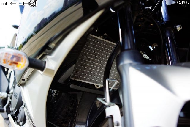 獨一無二的品味:YAMAHA YZF-R15 v2.0 2013