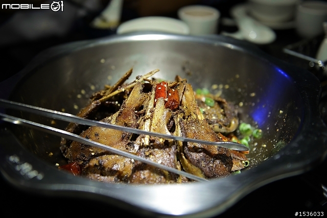 朋友來,請美食(乾鍋鴨頭),開開U6過癮頭,結果只開20公尺試乘。