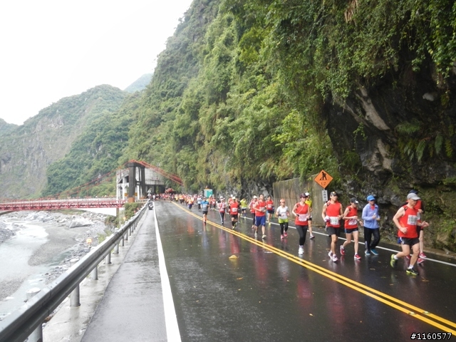 2013雨中熱血狂奔的太魯閣峽谷馬拉松