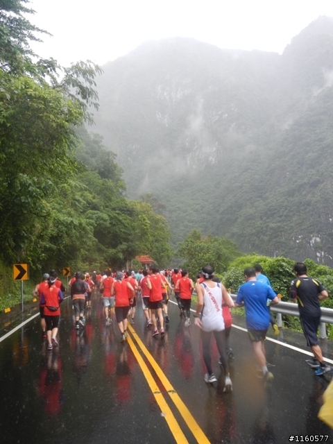 2013雨中熱血狂奔的太魯閣峽谷馬拉松