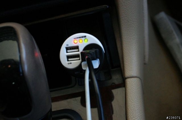 (開箱文) 實用創新設計小物 -- USB charger + Car Battery tester