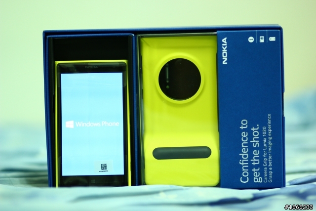 【開箱】LUMIA 1020 妹圖多 慎入!
