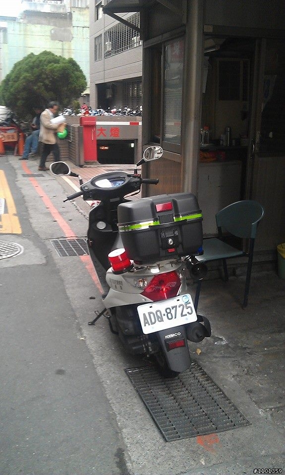 請問,為什麼警察和郵差在執行公務時,一個可以亂停車一個不行?