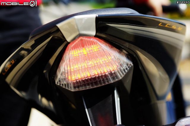 獨一無二的品味:YAMAHA YZF-R15 v2.0 2013