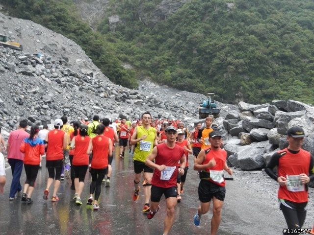 2013雨中熱血狂奔的太魯閣峽谷馬拉松