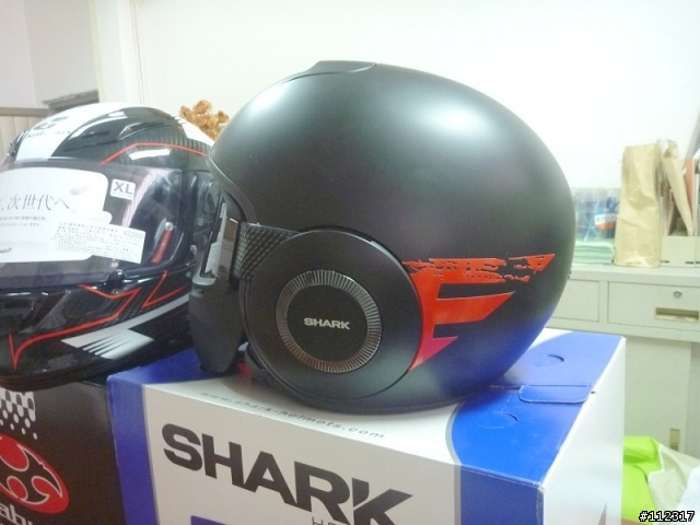 OGK AEROBLADE-IIIR AVANZATE和 SHARK RAW 同時分享