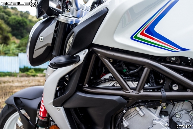 重車日誌20:最美的中量級街車-MV Agusta Brutale800