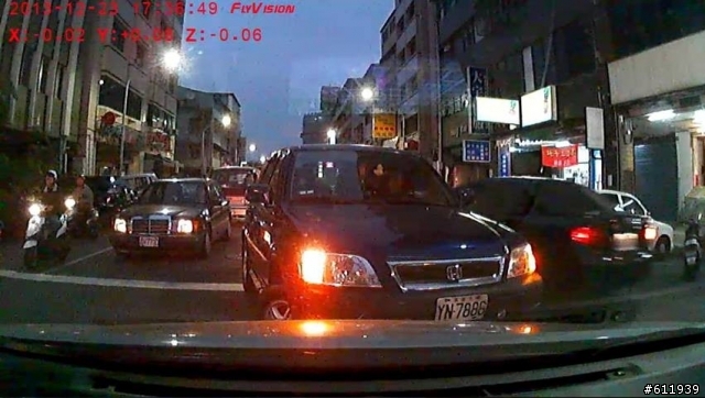 (交通大隊回覆:檢舉失敗)請問汽車YN-7886逆向行駛,用行車記錄器截圖檢舉能成功嗎?