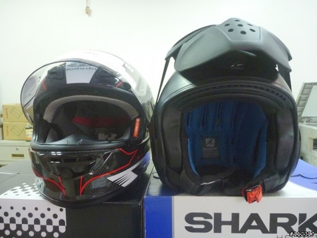 OGK AEROBLADE-IIIR AVANZATE和 SHARK RAW 同時分享