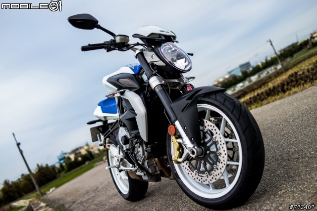 重車日誌20:最美的中量級街車-MV Agusta Brutale800