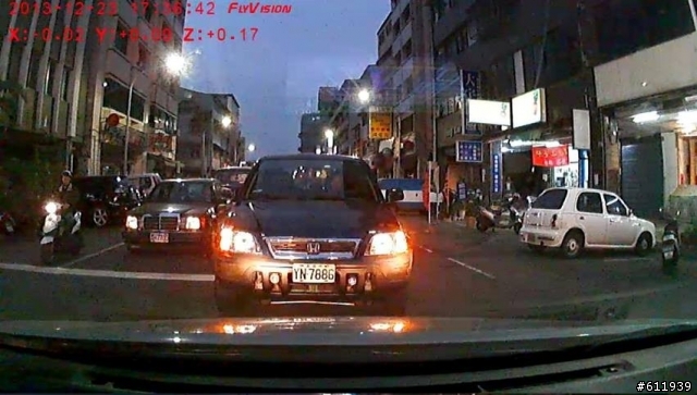 (交通大隊回覆:檢舉失敗)請問汽車YN-7886逆向行駛,用行車記錄器截圖檢舉能成功嗎?