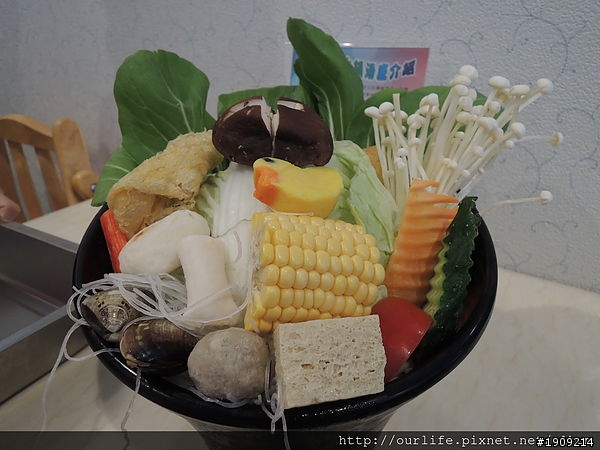台中北區.湯甜料多的南洋XO牛肉鍋