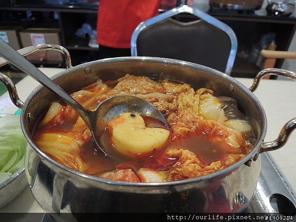 台中北區.湯甜料多的南洋XO牛肉鍋