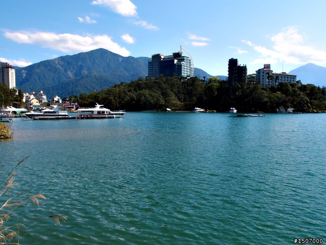 好遠的...日月潭。