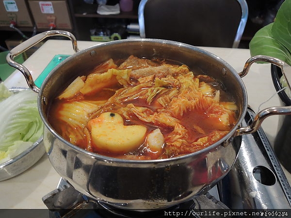 台中北區.湯甜料多的南洋XO牛肉鍋