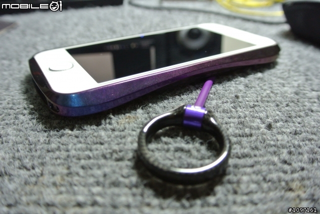 (開箱)日本空運 IPHONE 5/5S DEFF 變色龍邊框 真碳纖維卡夢背貼 碳纖維指套環
