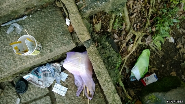我想 我要發的主題應該和攝影的觀念有相關吧 給去山上拍煙火的看看你們留下的風景