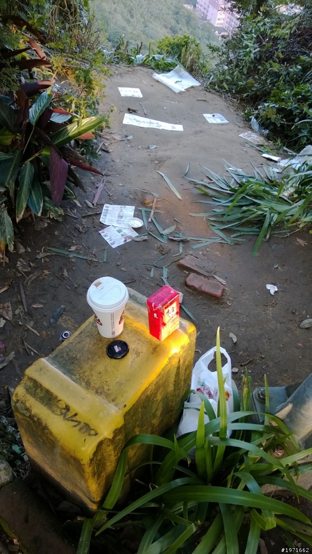 我想 我要發的主題應該和攝影的觀念有相關吧 給去山上拍煙火的看看你們留下的風景